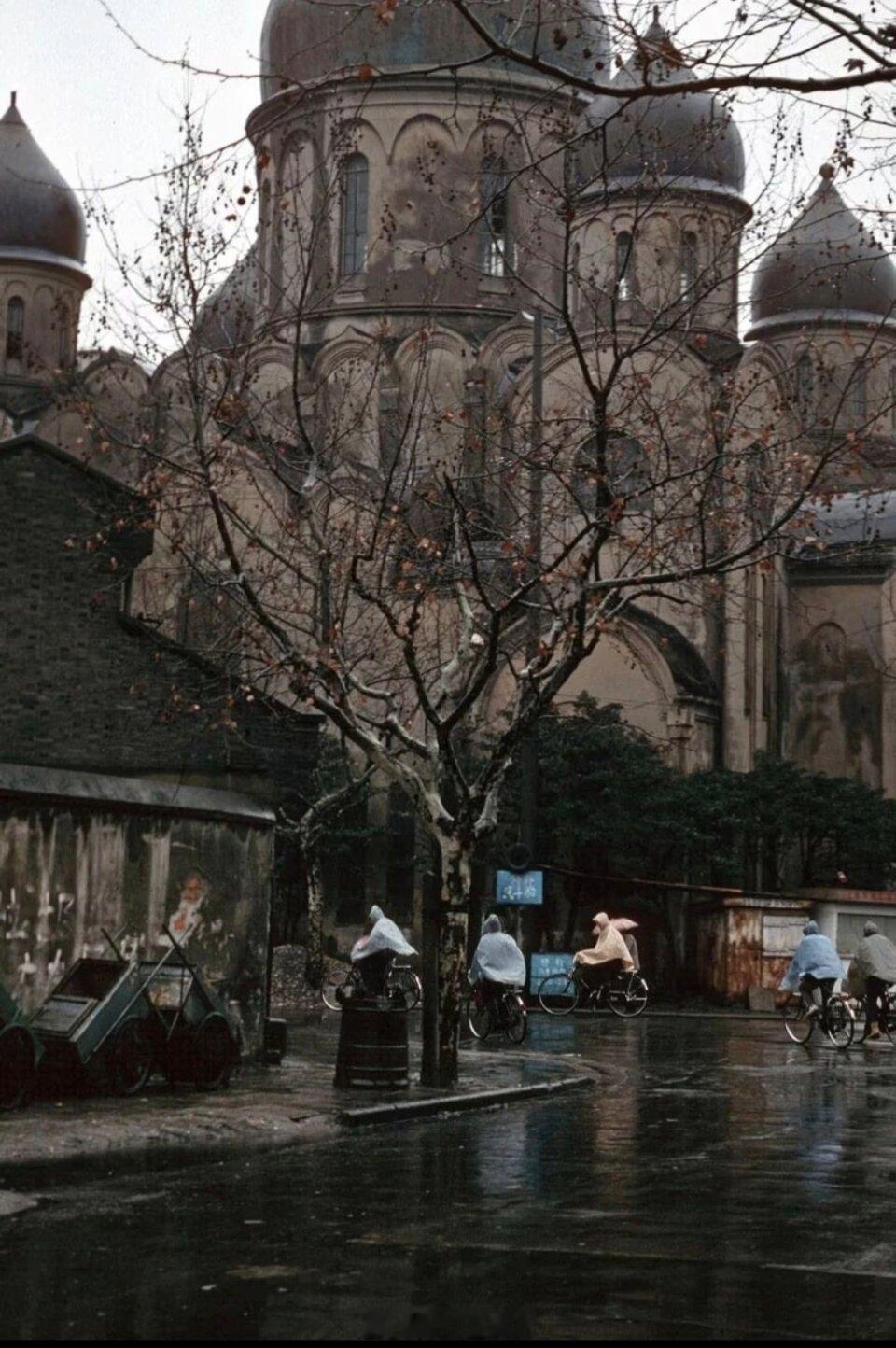 上海东正教堂这张照片拍摄于1988年，照片上的圆尖顶建筑是位于新乐路口的新乐路东