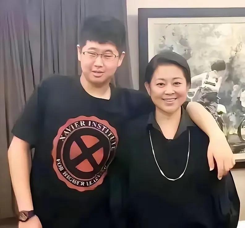 主持人倪萍与儿子王博恒的留影，王博恒不到一岁时确诊先天性白内障，倪萍在事业巅峰期