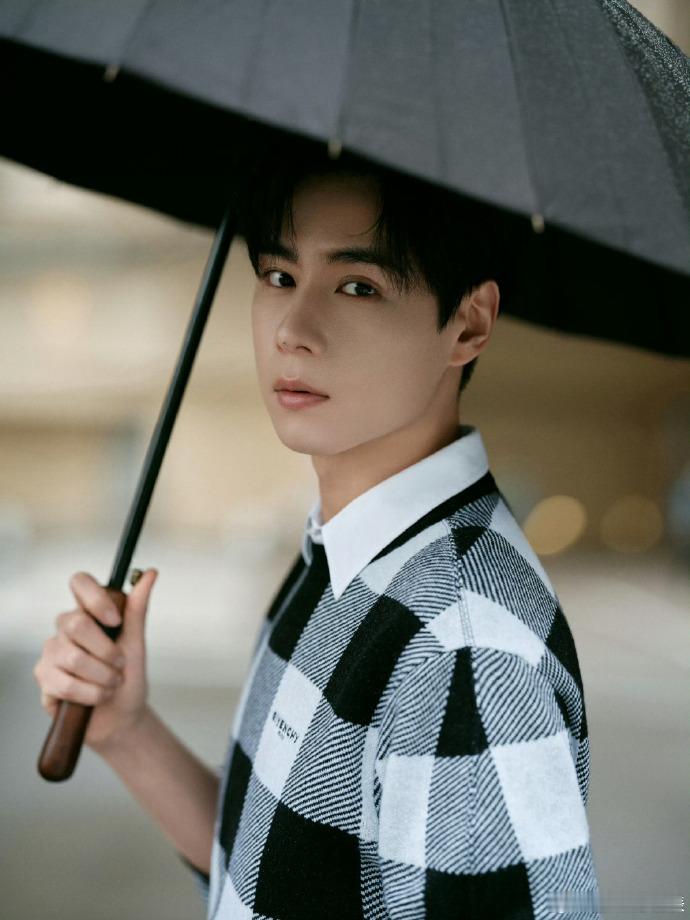 胡一天侧颜没输过 直接代入所有现言小说男主！胡一天的侧脸干净又英气，清冷感拉满，