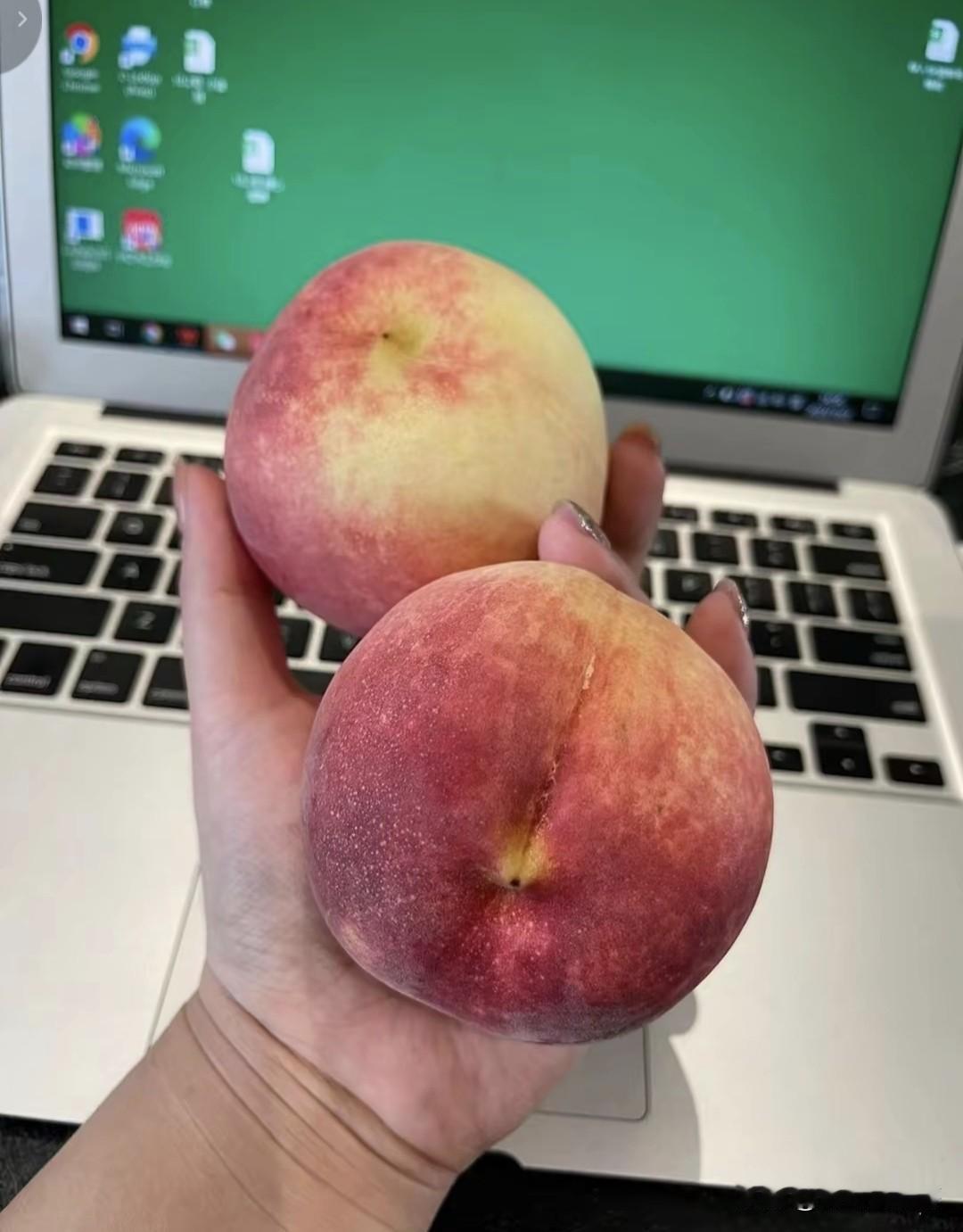 问大家一个问题，如果你想把你的水果零食真心分享给同事，一般是直接拿给别人，还是问