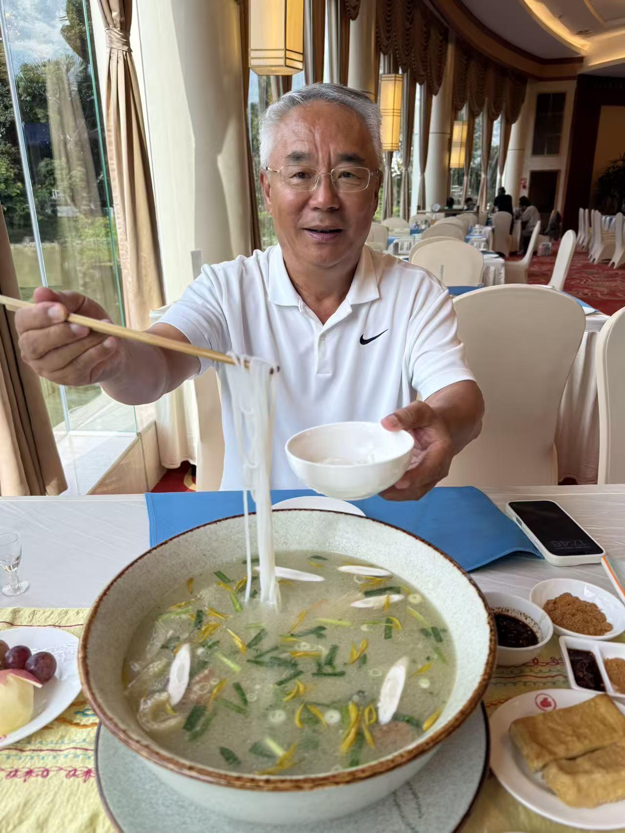 来到了过桥米线的发源地，
第一次晚餐一定是过桥米线。