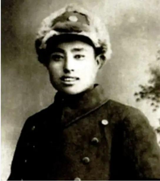 刘竹溪回忆  独特的成长轨迹


刘竹溪自益都起义后，担任司务长，之后是军需员，