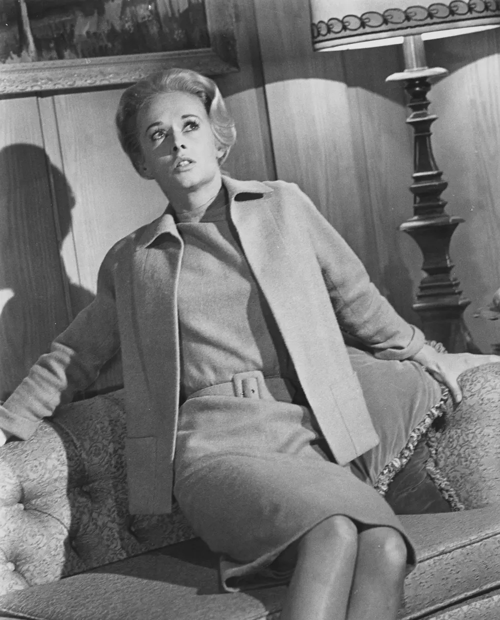 1963年，蒂比·海德莉在阿尔弗雷德·希区柯克《群鸟中》中饰演米兰妮剧照。虽然上