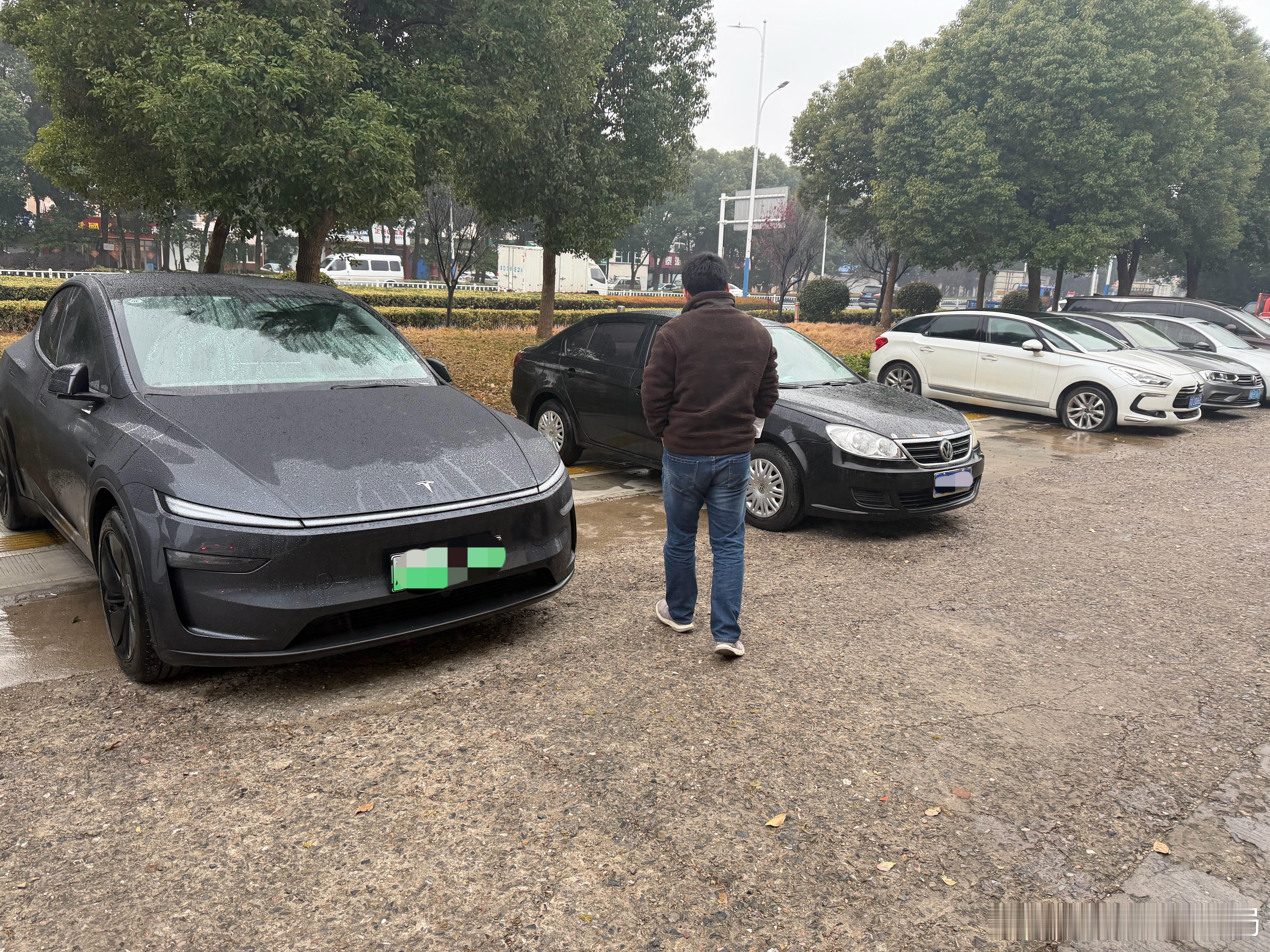 朗逸暂定，老客户驱车拿下很老的客户，不赚钱也没关系的那种他买个手动挡玩具玩一下…