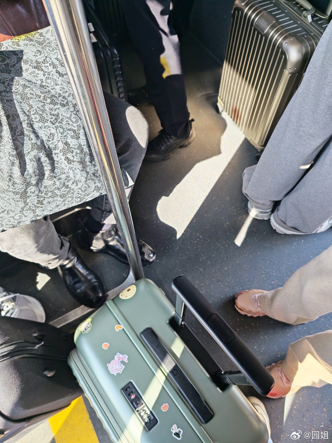 深圳走的卫星厅，回来沈阳还得坐摆渡车