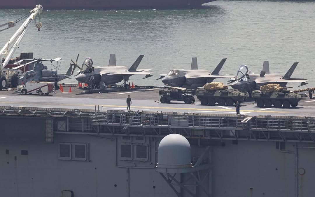 5月18日，美国海军“拳师”号两栖攻击舰（LHD-4）在穿越马六甲海峡后抵达新加