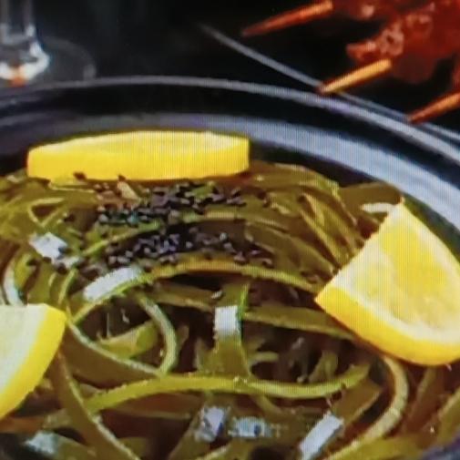 凉拌海带丝简直是养生宝藏！它富含碘元素，每100克干海带含碘量高，是合成甲状腺激