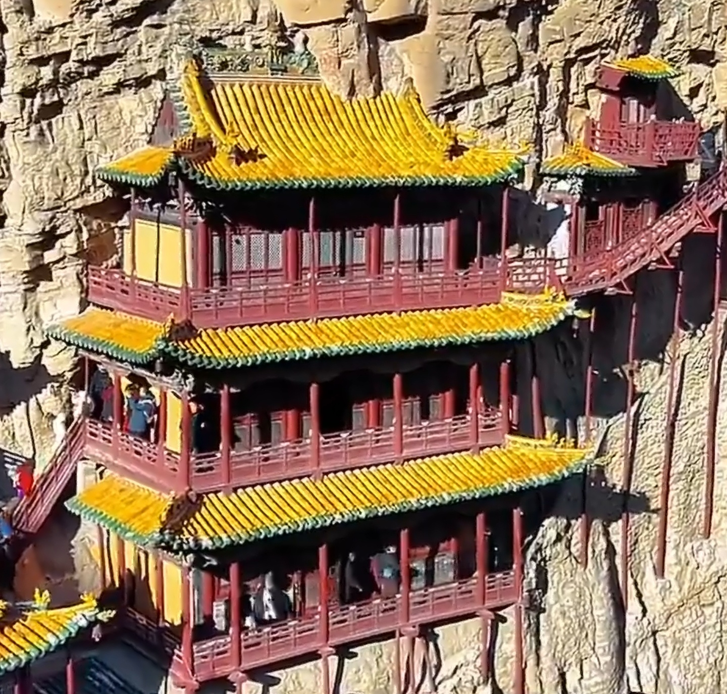 八仙让悬空寺更火了国漫《八仙！》热映，直接带火千年悬空寺。影片中钟离权与吕洞宾品