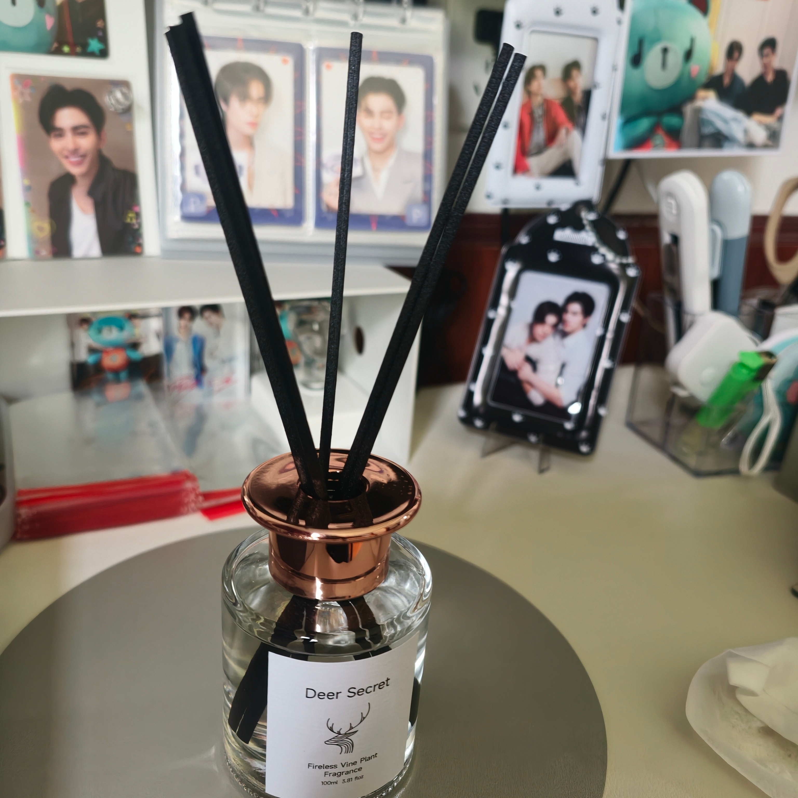 这瓶香氛在我桌上摆了一个多月，挥发棒都增加到6根了，完全挥发不出香气，容量看着也