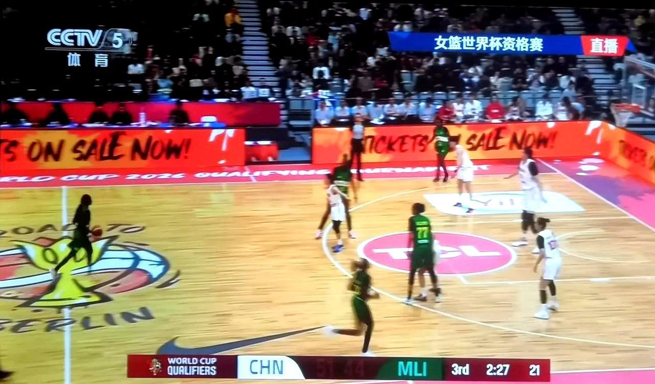 中国女篮打世界第18的马里，第三节一度只领先7分。
 
对方完全不怵咱们的内线高