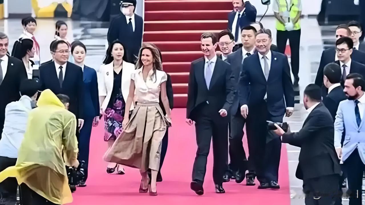 果不其然

巴沙尔没回归，世界逐渐承认他的存在。

当下叙利亚由沙拉领导的新政权