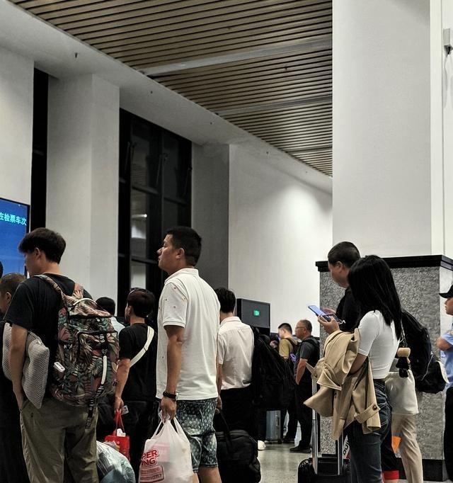 男票生日想坐高铁回来睡一觉就走，被我骂回去了，说他当高铁是顺风车啊？分开一个月，