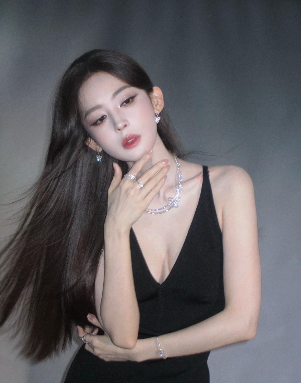 娜扎这两张...完全是老公！眼神动作好攻，我的姐姐妈咪女王陛下表现力最最最最好！
