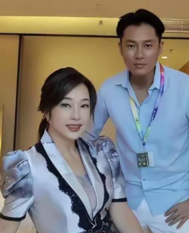 那年27岁的古柯有幸认识了65岁的刘晓庆，一个还在地下室打着地铺的穷小子搬进了刘