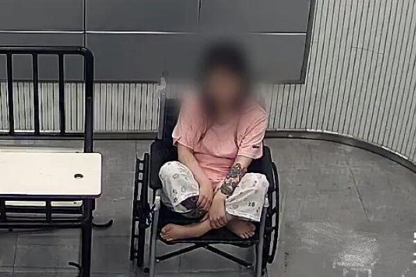 20岁少女卧床仍爬着“吸笑气”，台州警方抓获3名涉案人员
 
近日，台州临海公安