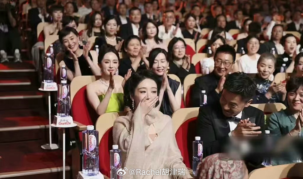 杨紫获奖孙俪吴越反应白玉兰名场面，最动人的不止台上圆梦落泪的杨紫，还有台下两位竞