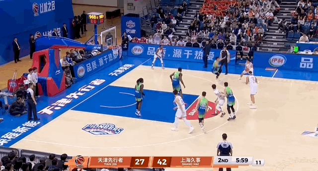 弗格替补登场之后连续命中三分，目前外线16中9，再次下起了三分雨！天津男篮vs上