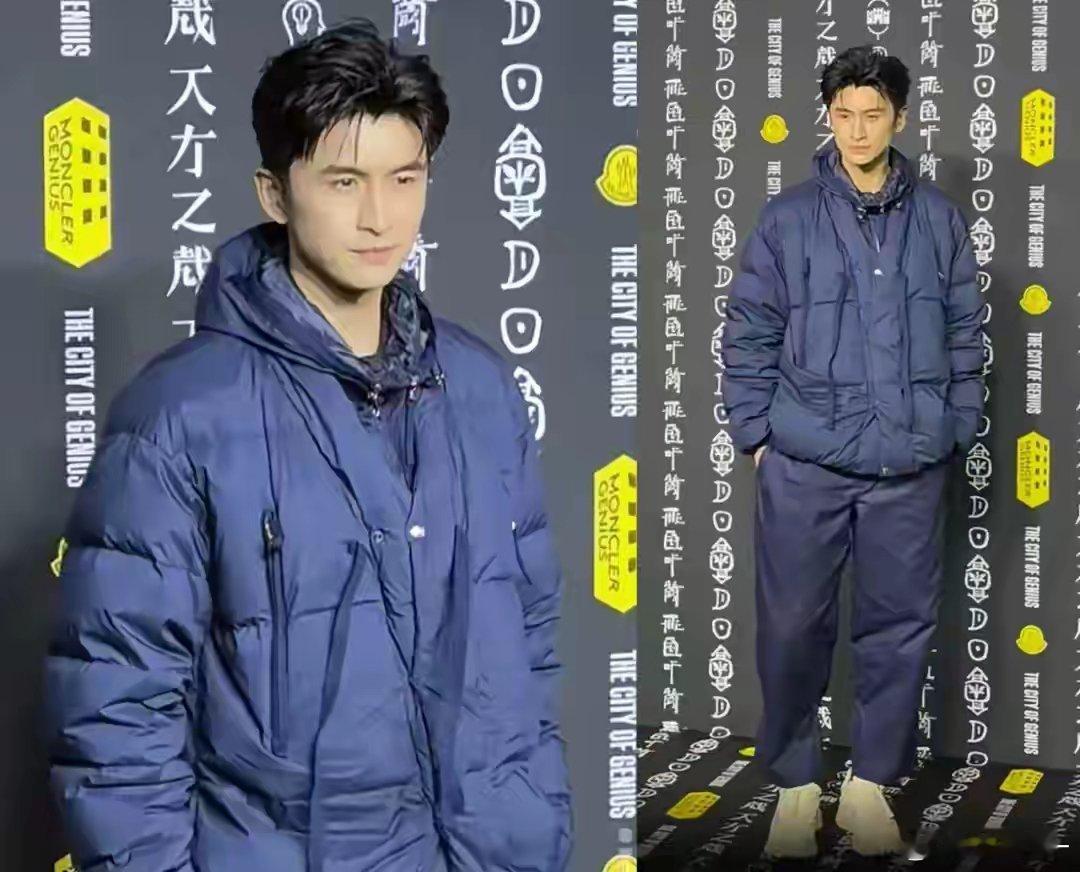 张云龙穿了一整套蓝色羽绒🪶服套装，这衣服看着像是长辈出门遛弯会喜欢的类型，纯靠