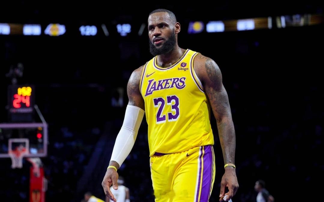 詹姆斯：我会去场边看技术统计，但从未想过拿10分延续记录湖人球星詹姆斯与纳什的播