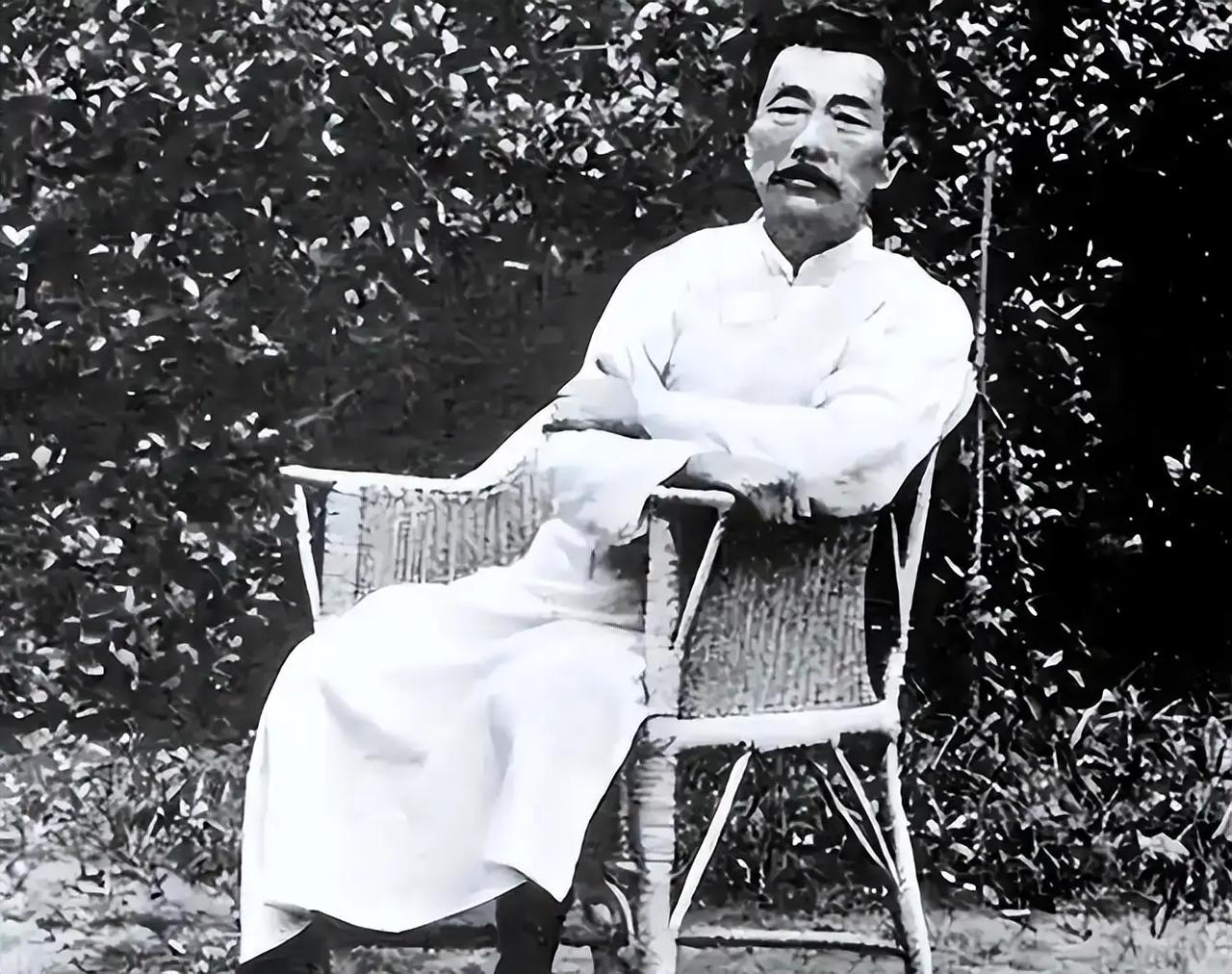 真不知道鲁迅原来也是个官啊！任命状上写的教育部佥事。

教科书里的鲁迅，横眉冷对