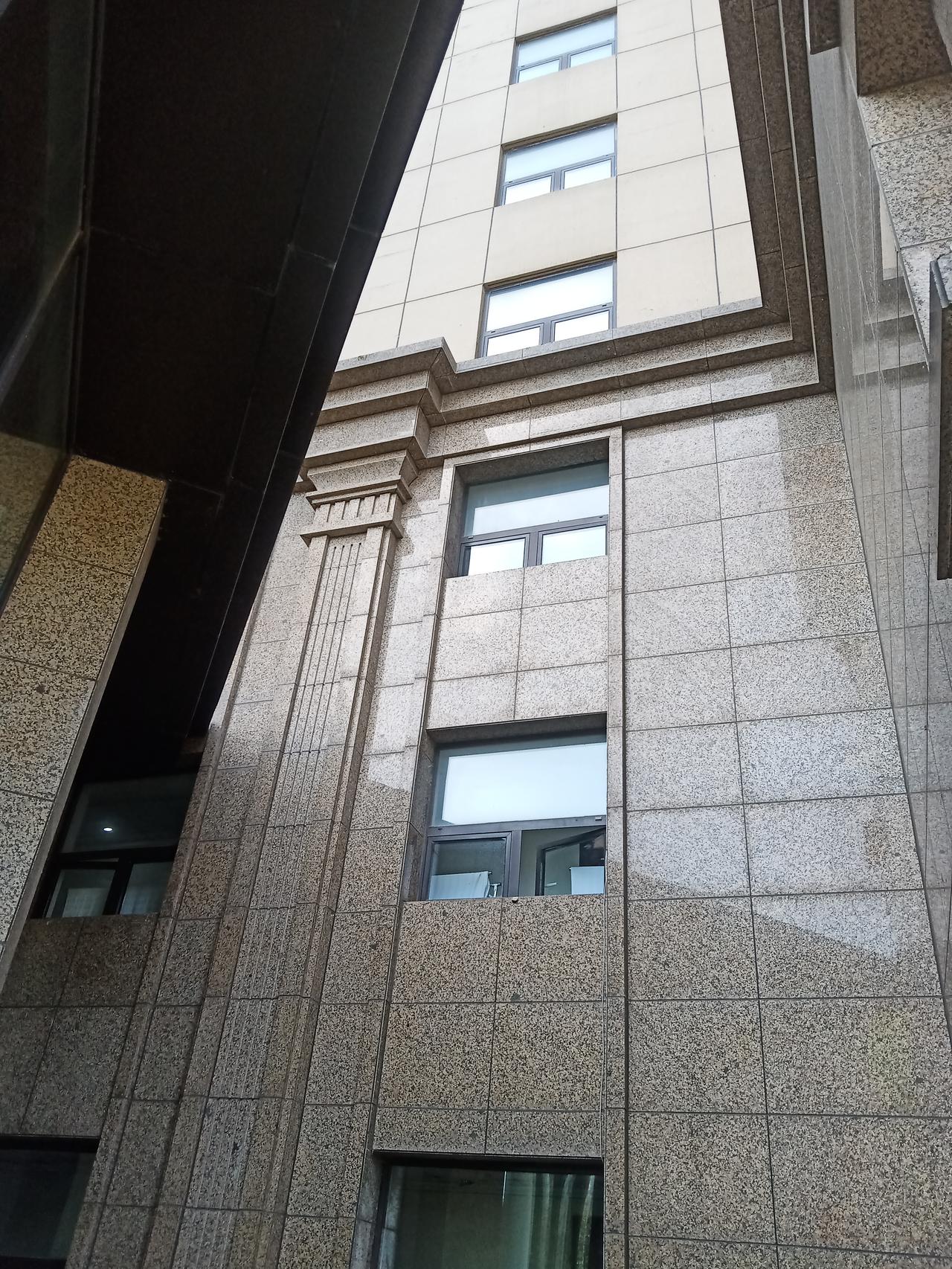 高层建筑谁买谁后悔，打死也不敢再买了。今天早上准备下电梯到一楼，电梯开门有一个人