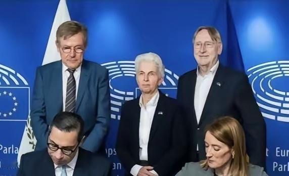 ​欧盟方面已经决定了给乌克兰提供900亿欧元的军事贷款。这下乌克兰可高兴了，但是