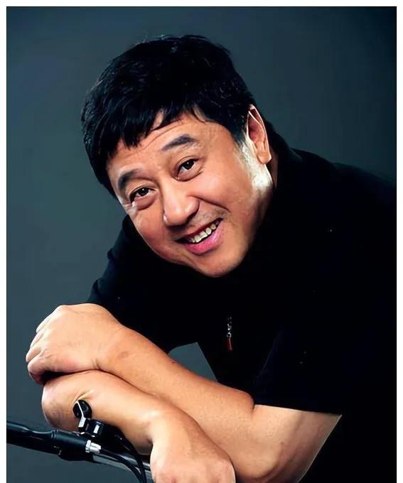 叶大鹰，凭借《红樱桃》《红色恋人》等经典作品在影坛留下浓墨重彩的一笔。不过，人们