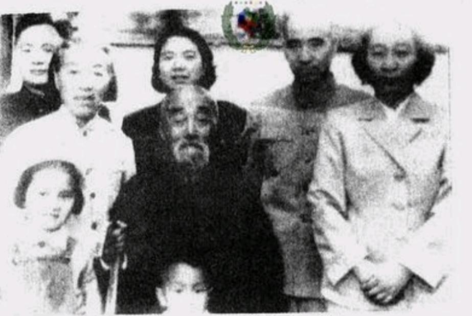 林与家人的合影，很少见。
前排从右至左:叶群、林明卿（林父)、林宝珠(林姐姐)。