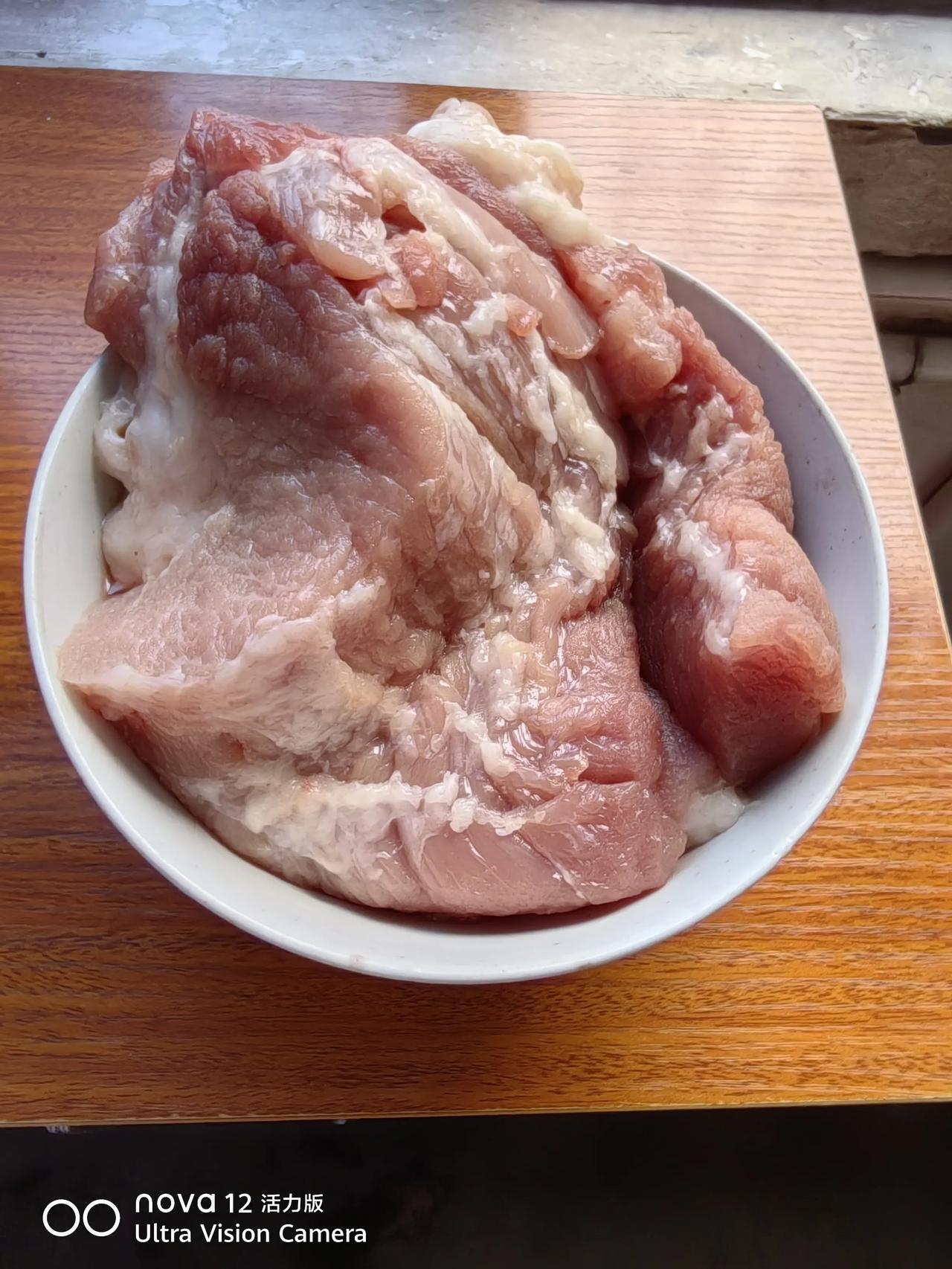 戳这里，一起来集邮>今天肉打特价。今天家里肉吃完了，我8点去超市买猪肉。我家人喜