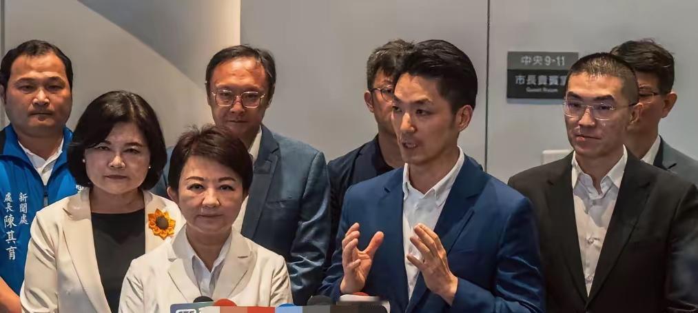 蒋万安要求725上凯道"穿白衣"。

别人搞游行恨不得旗帜标语挂满身，他偏喊大家