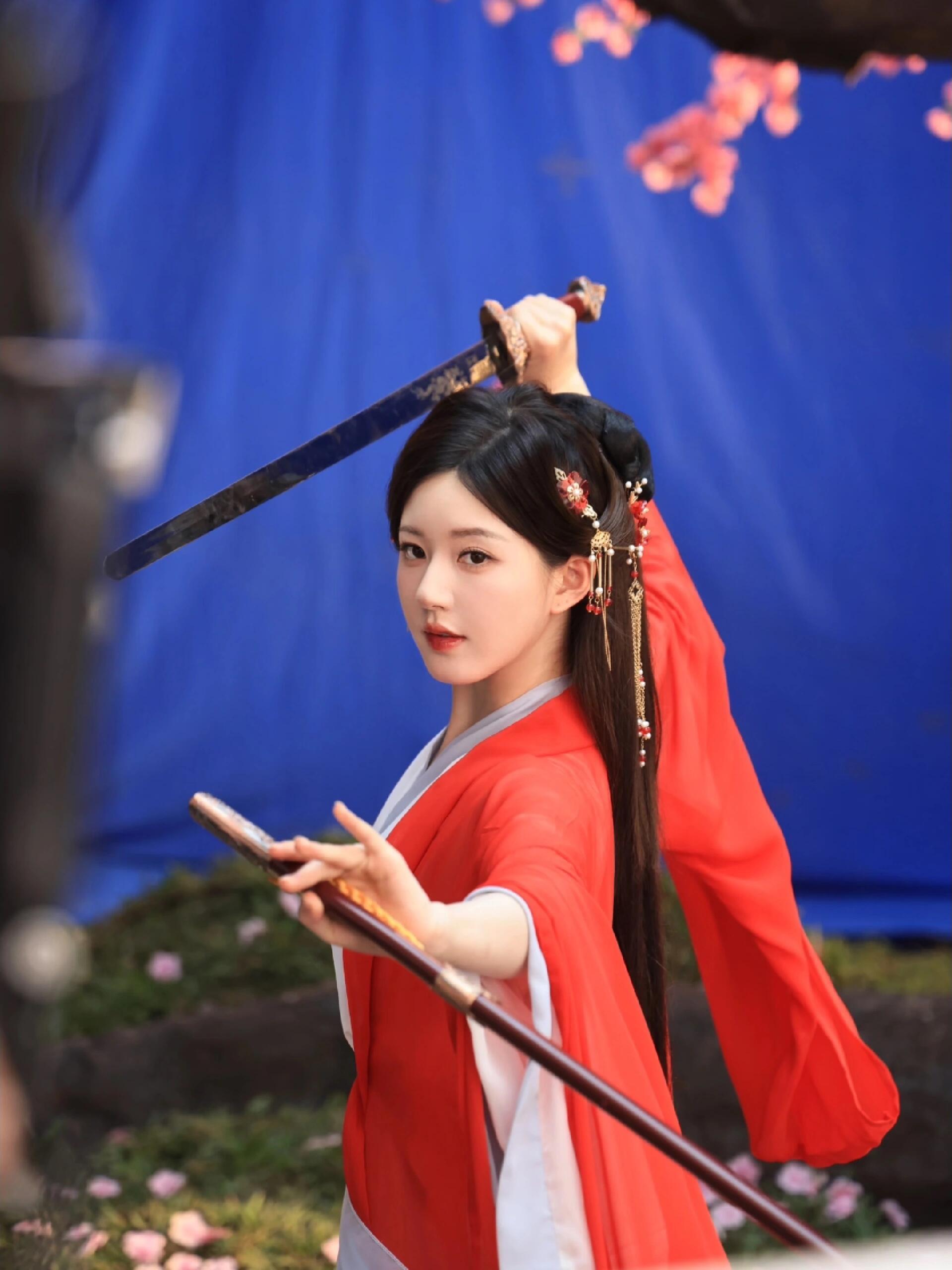 红真好 特别衬露 从古代到现代 从造型到地位 连emoji🥩和🌹也是红 还有
