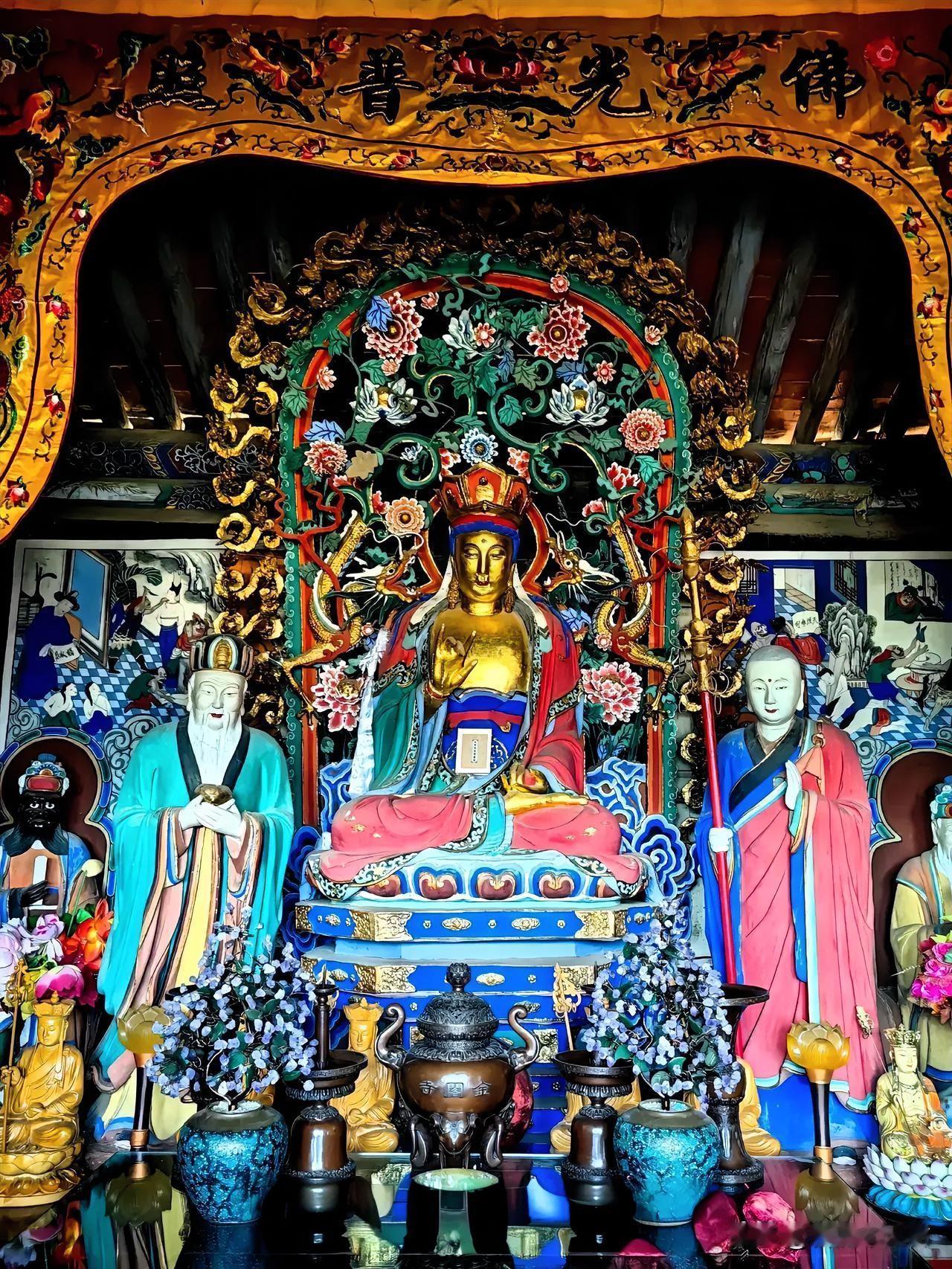 五台山金阁寺｜少有人驻足的地藏圣像
 
很多人到访金阁寺，目光都被17.7米的千