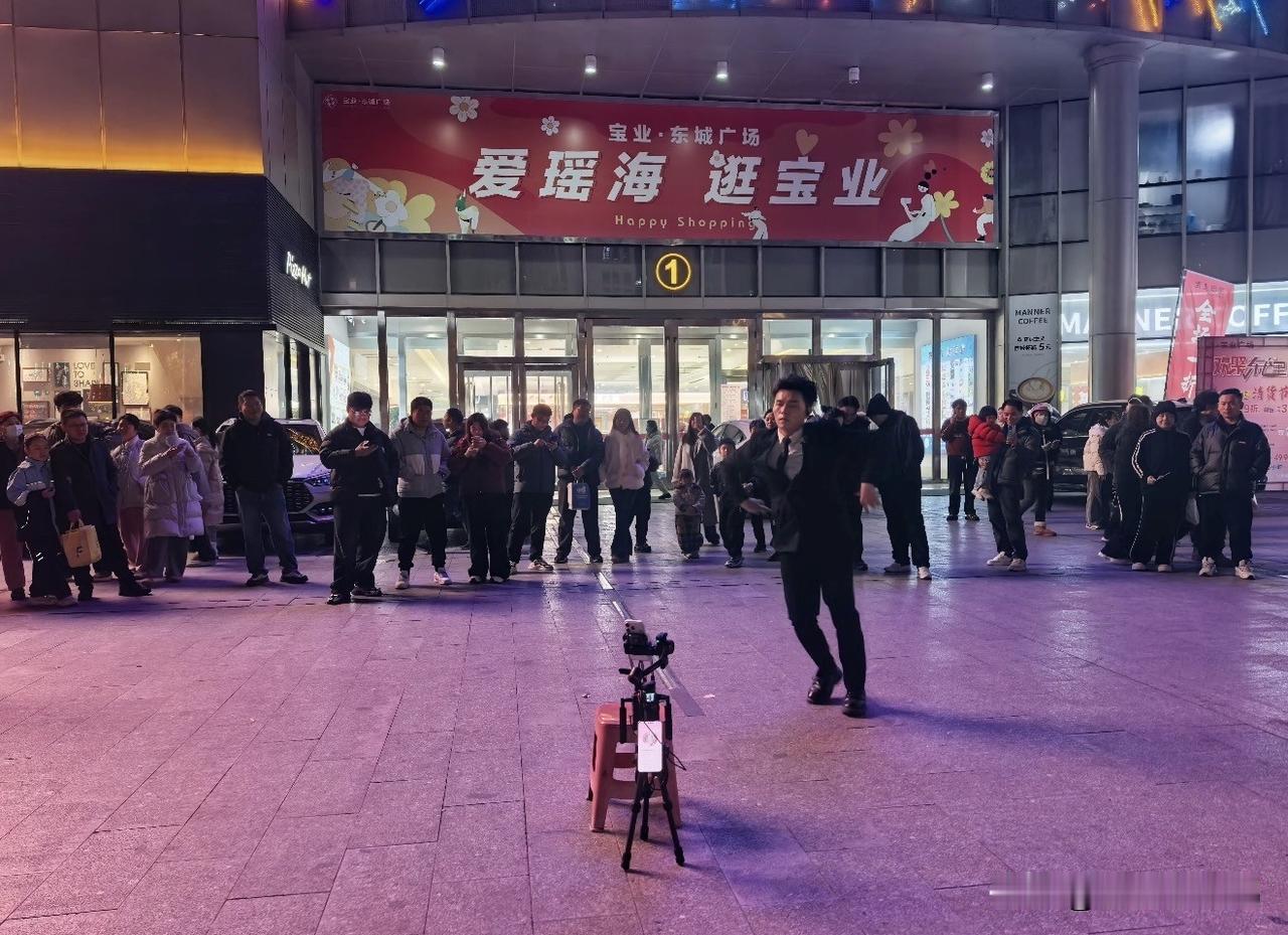 步行街一哥「呆头小生」闪现东七里商圈！谁能想到，最近的万象瑶海天地也太顶了吧！妥