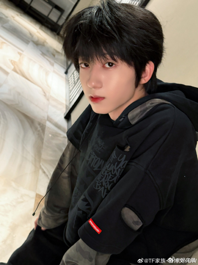 杨博文全新公式照C位杨博文从男孩味到老公感杨博文公式照C位出镜太亮眼，从前清爽少
