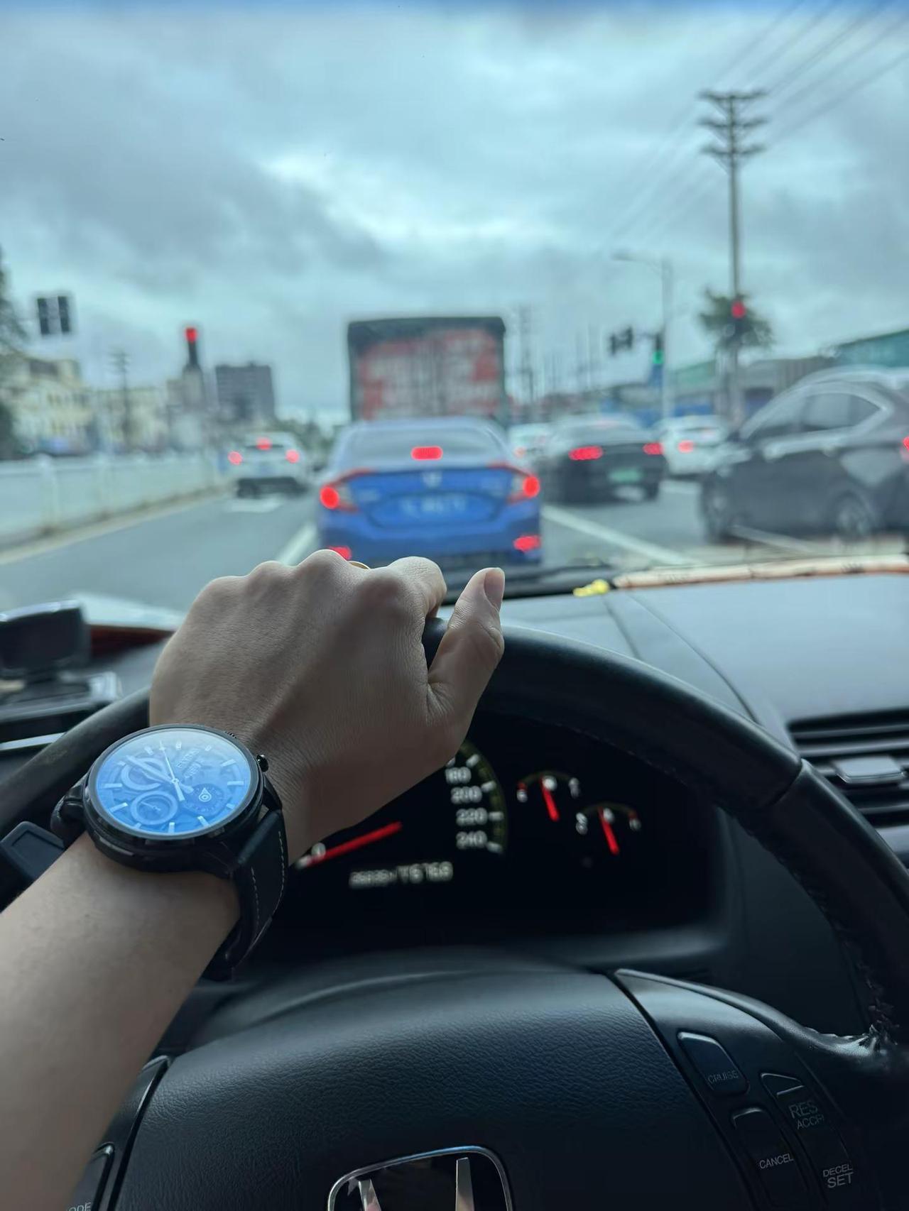 可惜你不听粤语，不然你会很喜欢这首歌。粤语经典在路上的松弛感