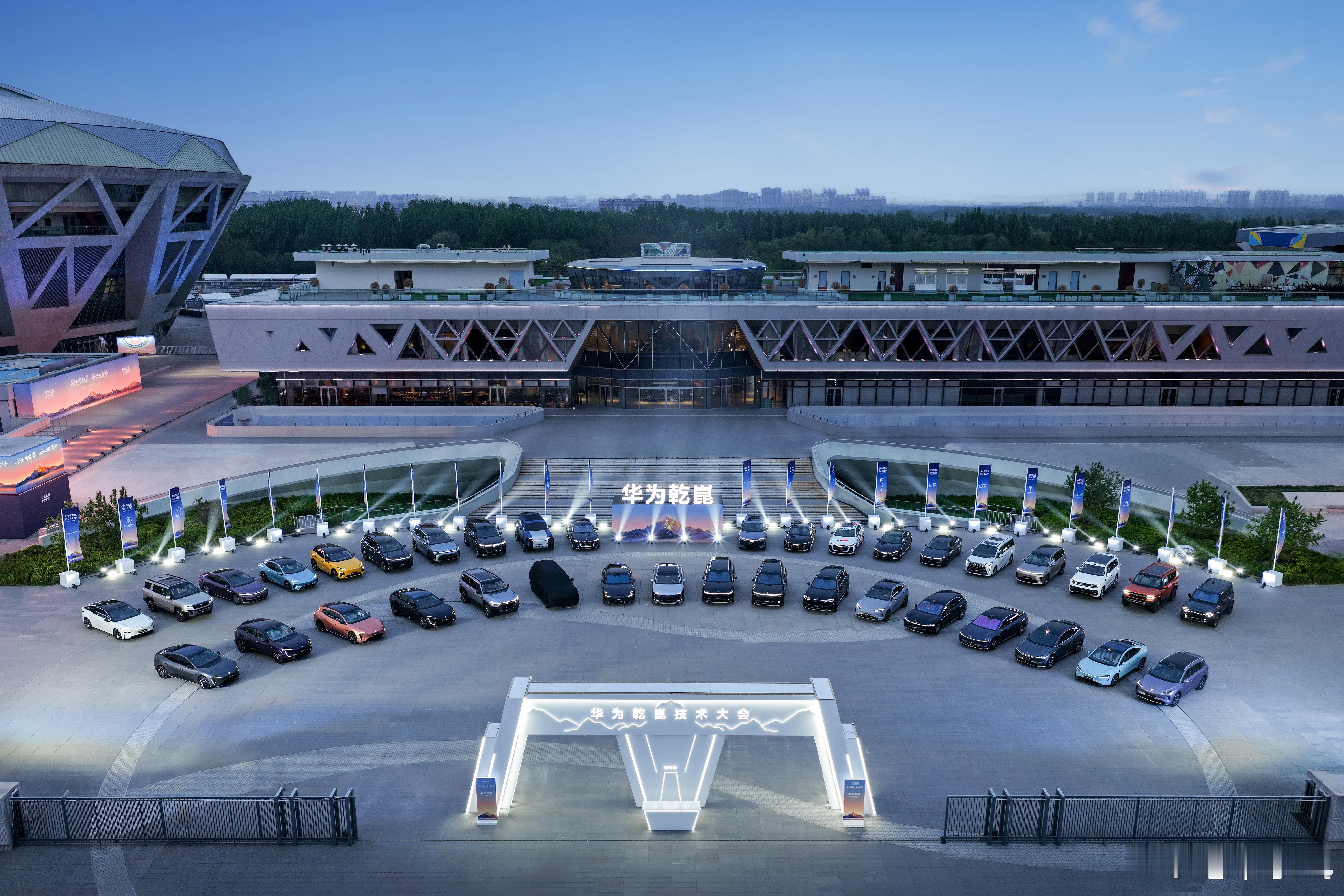 在汽车产业，华为已经成为完全无法忽视的力量，合作伙伴越来越多，和各大主机厂尤其传