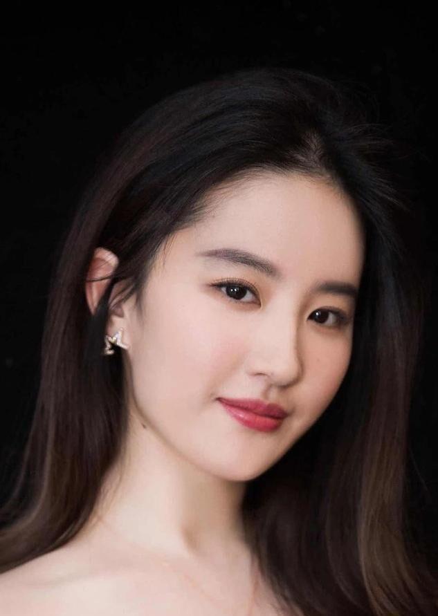 刘亦菲被主持人问到拍吻戏有生理反应咋办，这问题把主持人都问红脸了！

刘亦菲却超