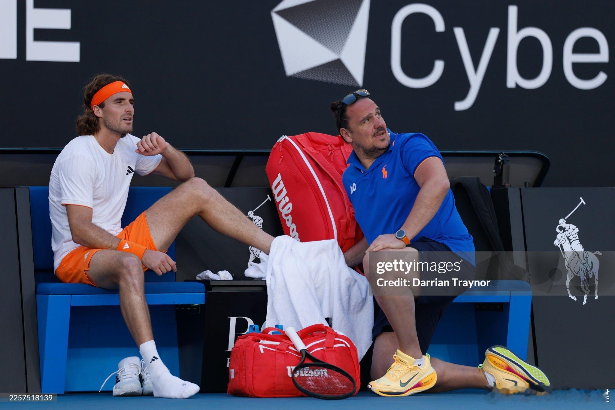 【西西帕斯：更衣室有些人高冷、自我膨胀 自己赛前踢足球受伤】当被问及ATP巡回赛