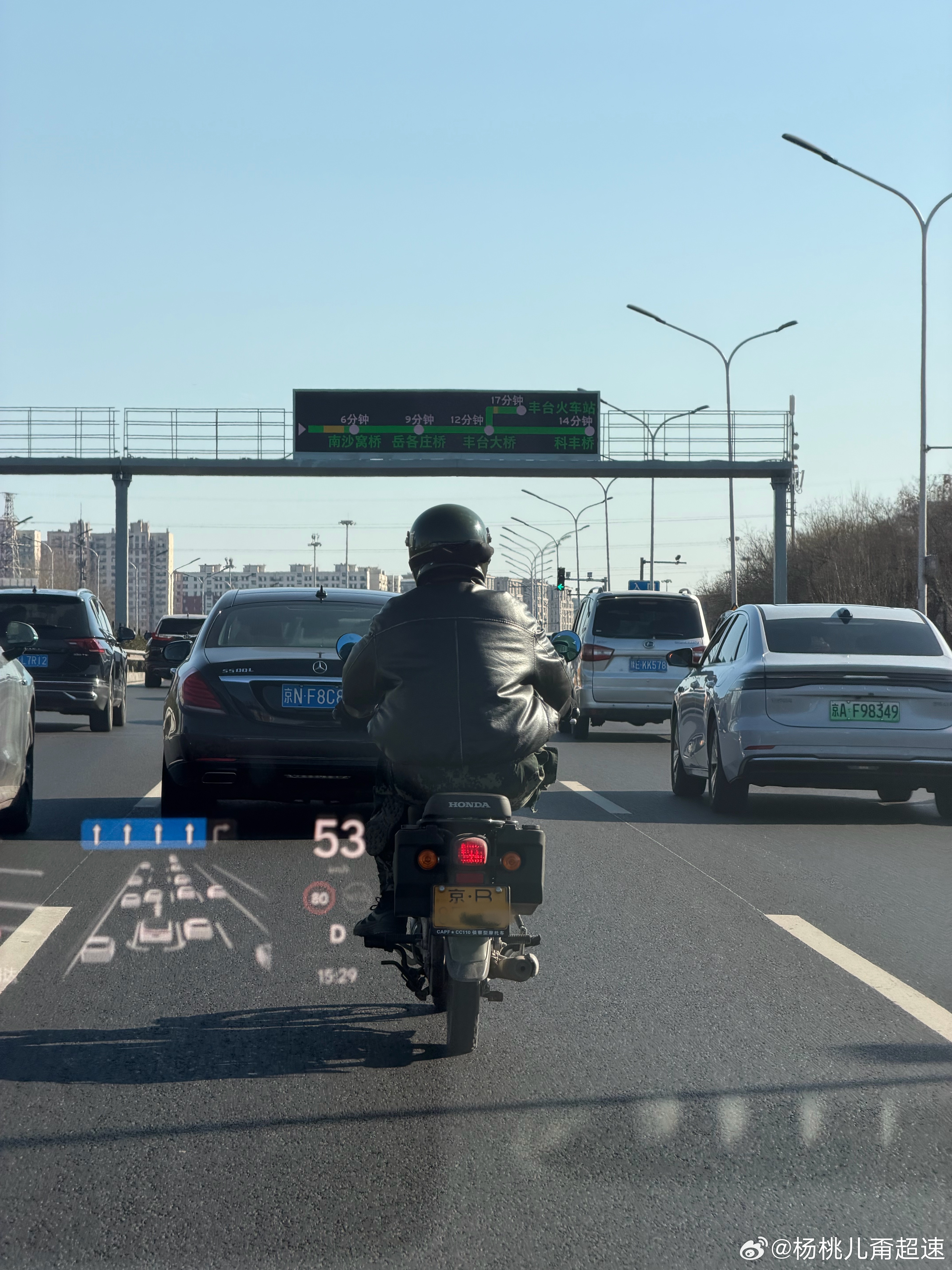 正两会呢  到处都是警察这大哥也是真勇猛 骑着摩托直接四环主路了甭说京B了  京