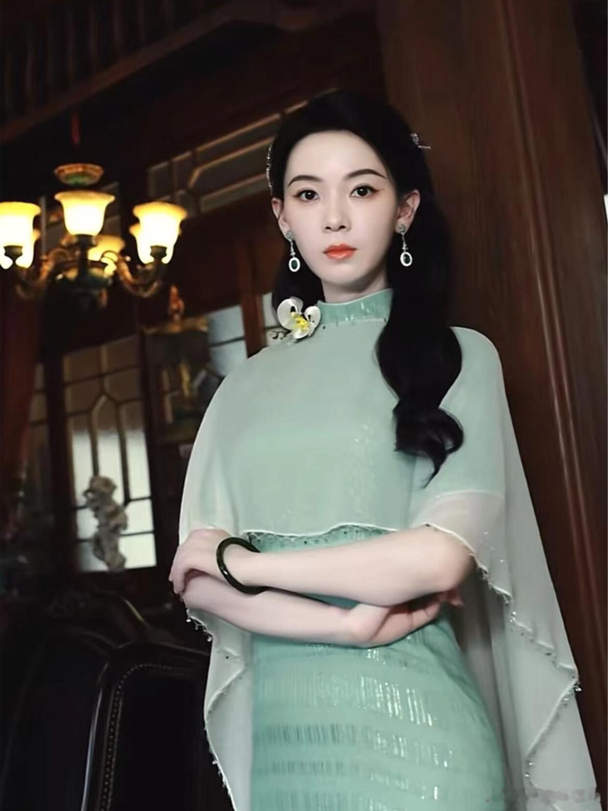 陈瑶旗袍主理人九门陈瑶这旗袍主理人绝了！温婉娇俏随便切，每套都美到想喊妈！民国剧