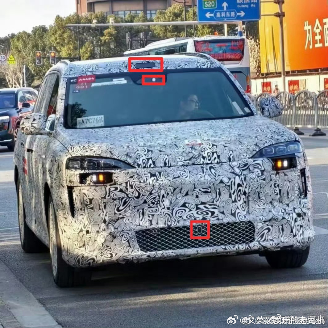 艹，6个激光雷达？这真是武装到牙齿了头顶外置896激光、内置舱内激光、保险杠前身