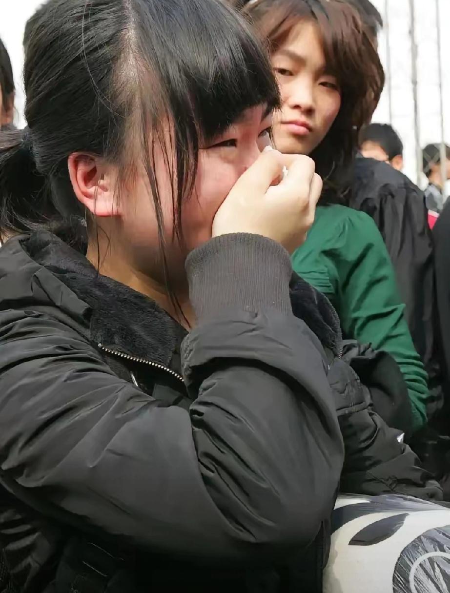 校门口，一名高二学生女孩，看见站在门口的男子，喊出一句称呼后，瞬间就哽咽流泪了。