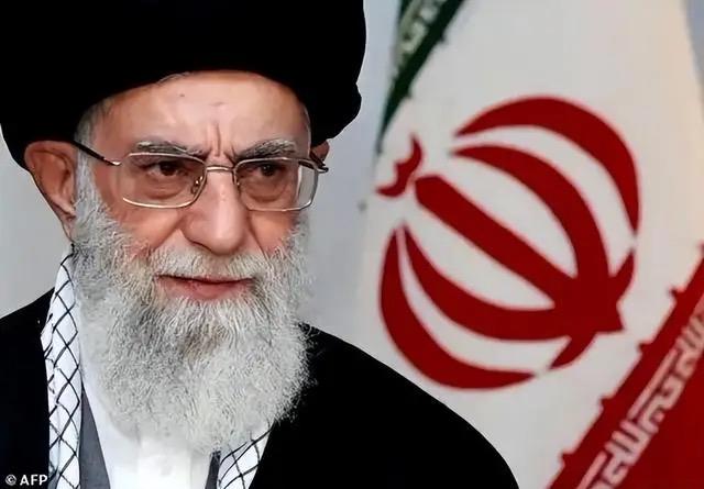 美国对伊朗政权更迭，多少是有点影响的，在特朗普的威胁下，最高领袖的职位变烫手山芋