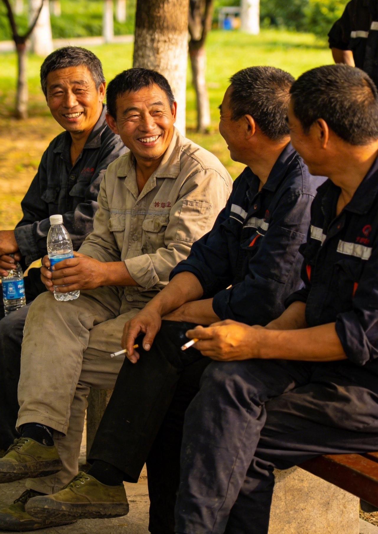 咋天晚上在公园散步，看到从正月初六就出来的到现在还没找到工作的老乡，正在热烈讨论