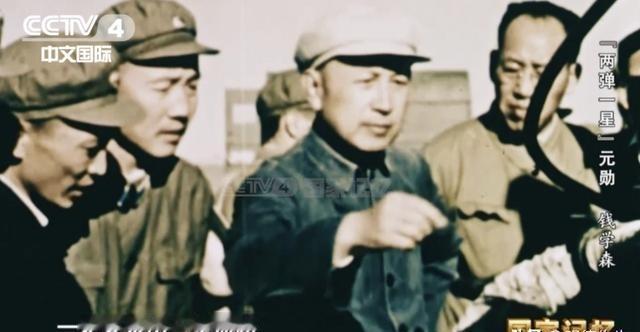 1955年，钱老刚回国。陈赓大将问他：“中国人搞导弹行不行？”钱老斩钉截铁地回答