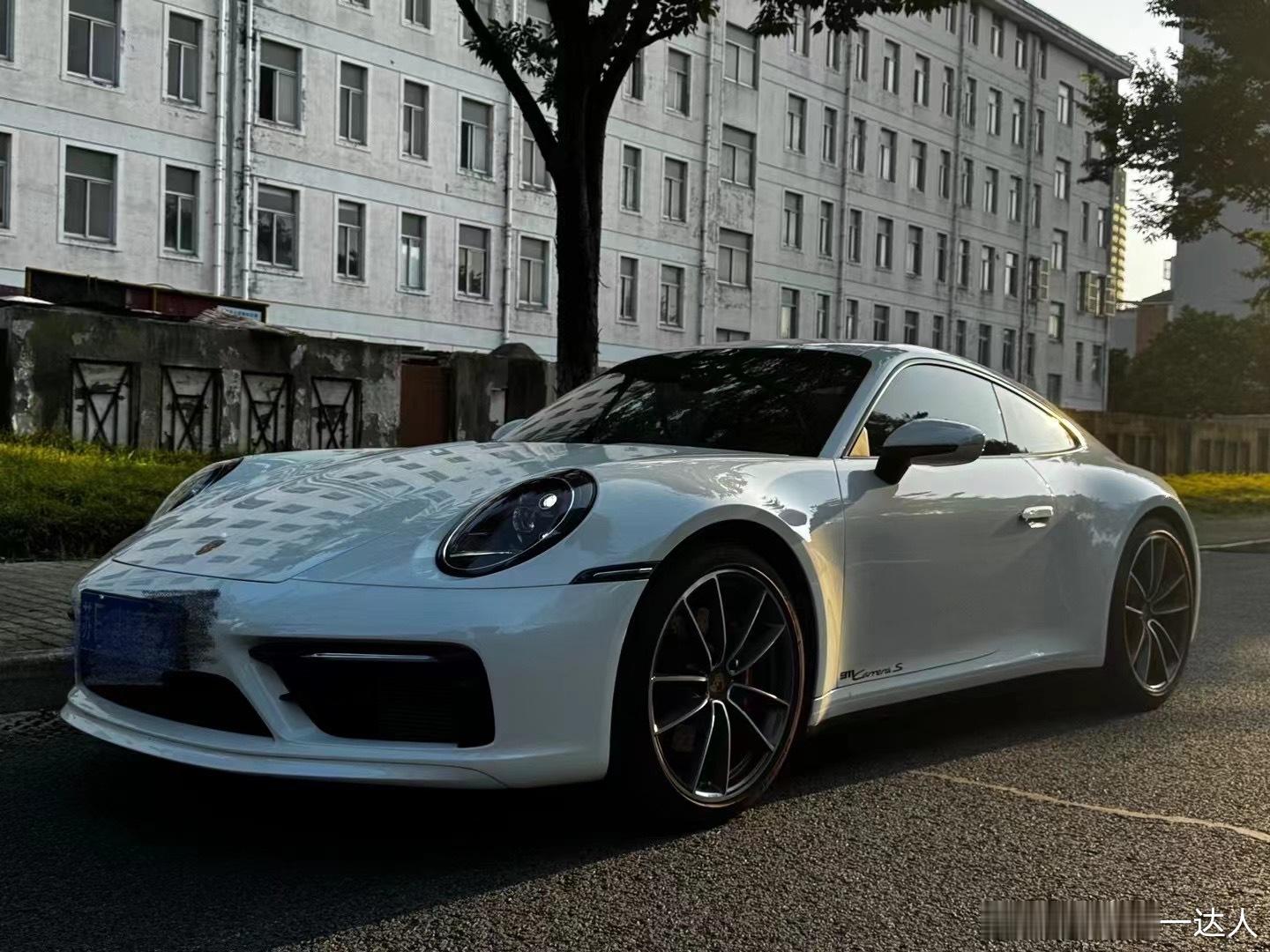 保时捷911S，带车衣，真好看。 ​​​