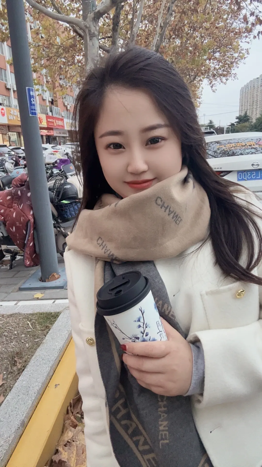 能自己扛就别声张，做个勇敢的女人，去承认命运给你安排的一切，安安静静生...