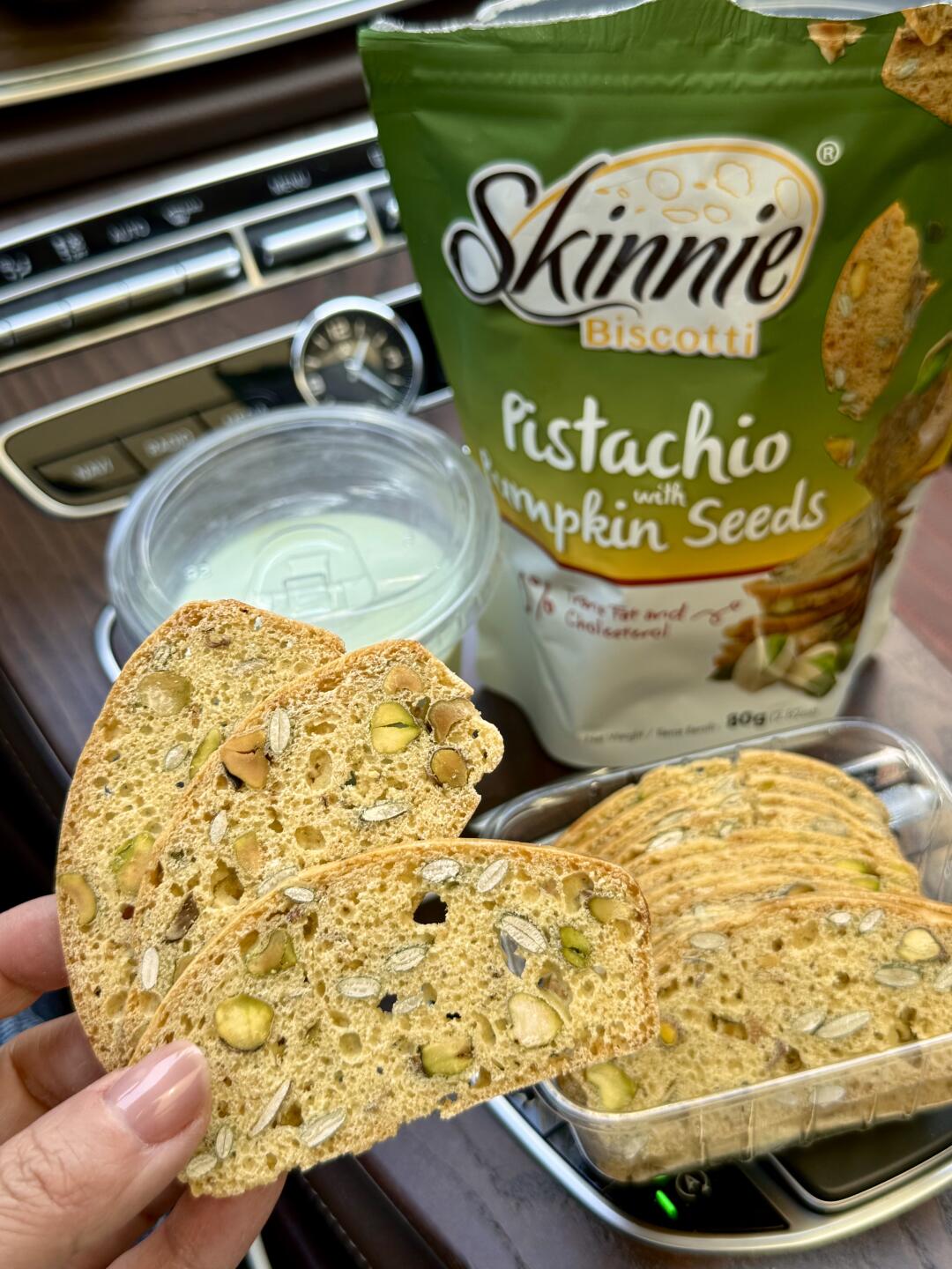 盒马新品[哇R]马来西亚的开心果与南瓜籽贝果脆片🥯好好吃！真的是好吃...