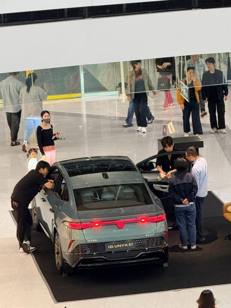 金标大众与众07，进商场了，围观的不少呢 