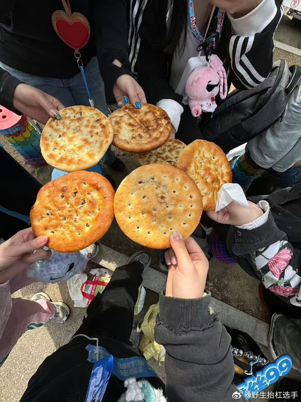 鹭卓给粉丝发馕鹭卓也太宠粉了吧！新疆录完节目回来，直接给粉丝带了热乎乎的馕，还贴